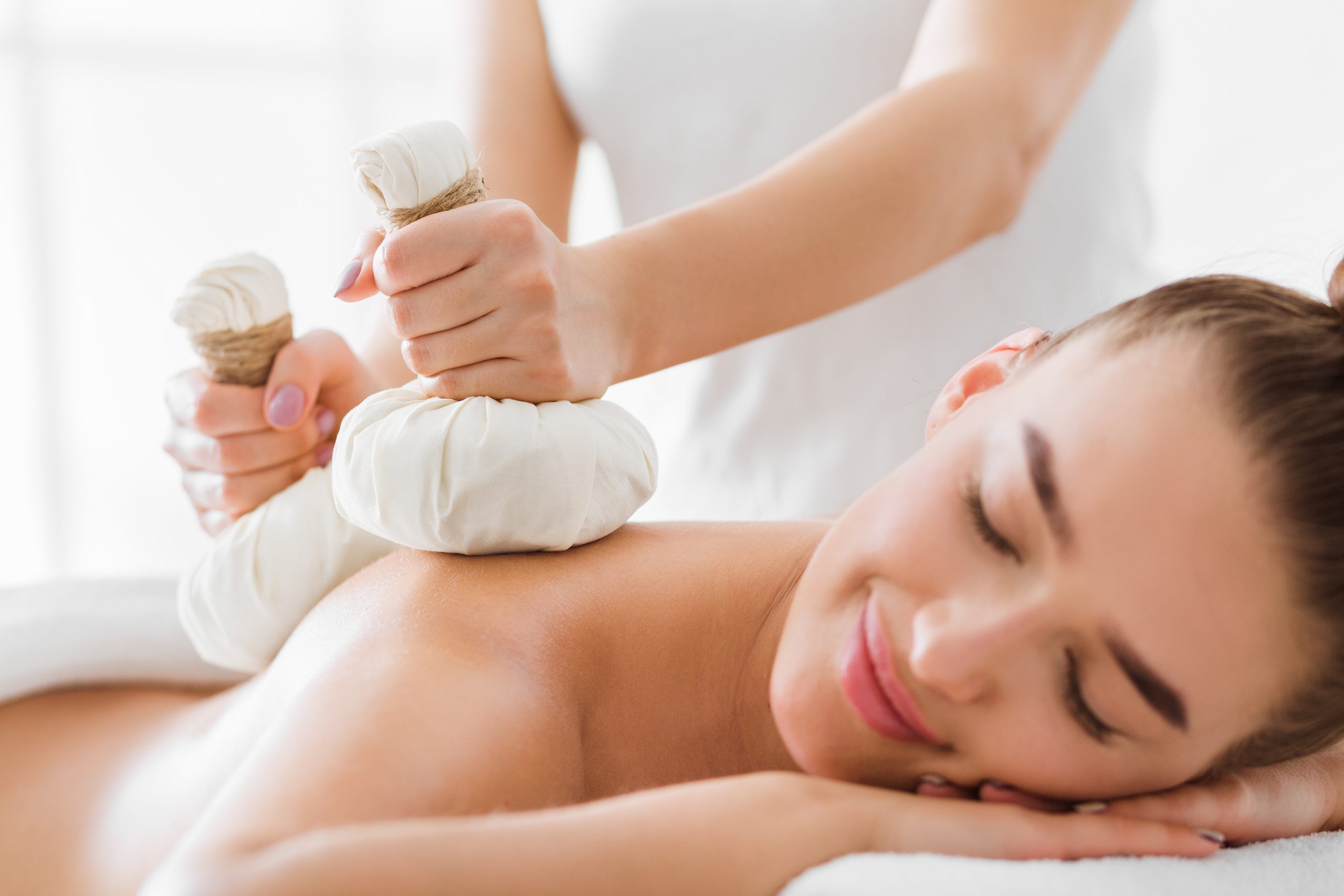 Massage féminin avec pochons d’herbes bio à Scientrier (Haute-Savoie)
